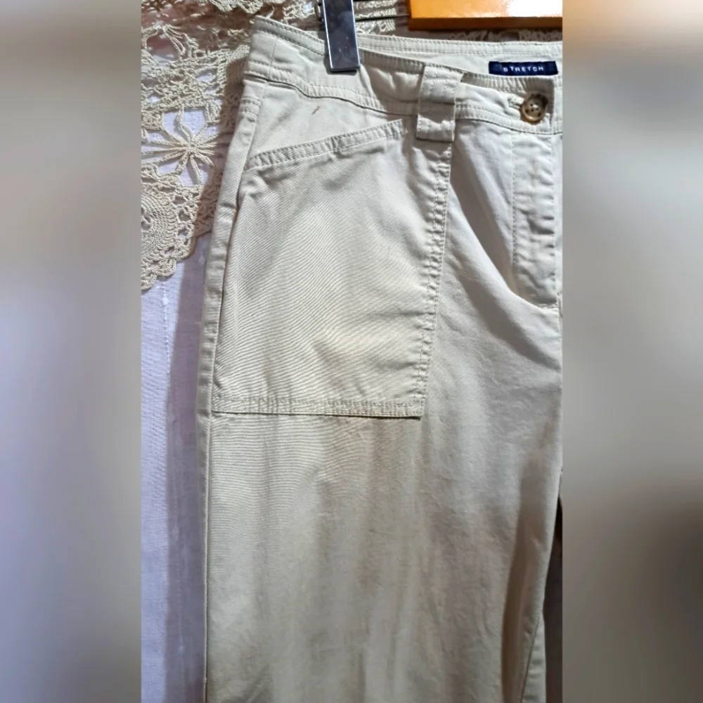 Jones New York Signature Petite Stretch Capris  in Beigy Cream. - Picture 4 of 9